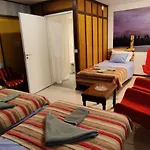 מלון Jaala Hotel Guesthouse